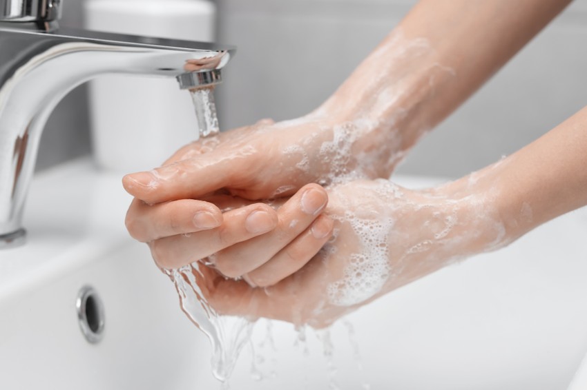 Nošenje cipela u kući je slično kao da ne peru ruke nakon dolaska kući 