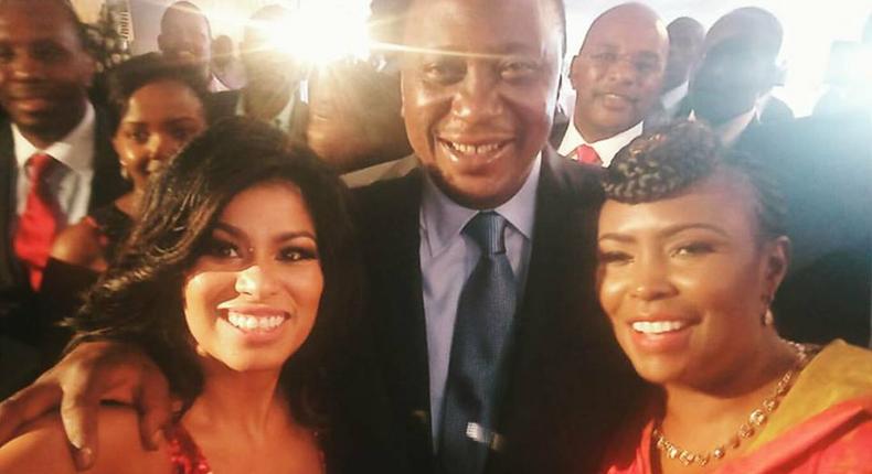 President Uhuru Kenyatta poses for a selfie with media personalities Caroline Mutoko (right) and Julie Gichuru.