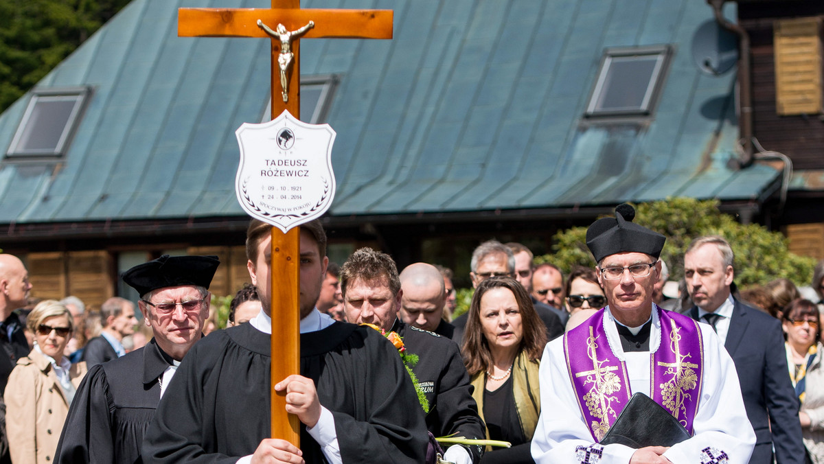 Tadeusz Różewicz został pochowany na cmentarzu ewangelickim w Karpaczu, przy drewnianym kościele Wang, pochodzącym z przełomu XII i XIII w. Urnę z prochami poety złożono obok grobu Henryka Tomaszewskiego – twórcy wrocławskiego Teatru Pantomimy.