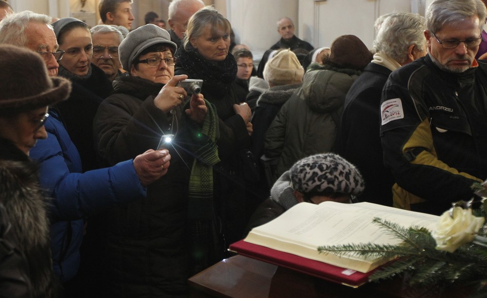 Tłumy wiernych pożegnały prymasa Glempa