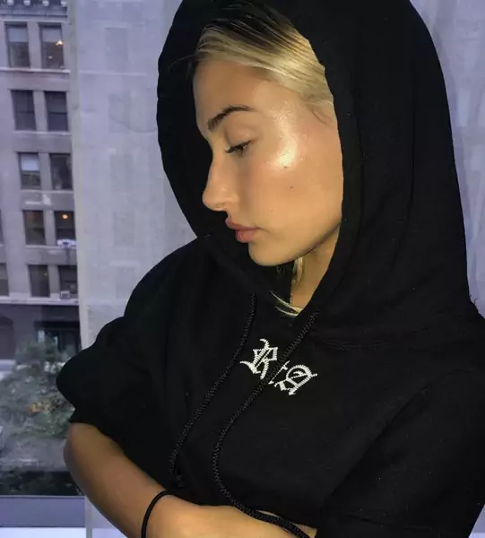 Hailey Baldwin z rożświetlaczem na kościach policzkowych / fot. East News / Instagram