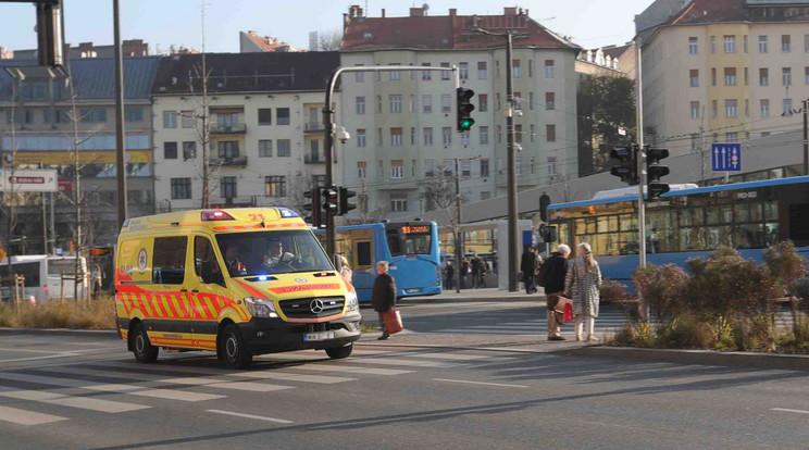 A mentőket egy budai intézethez riasztották. 
A beteggel a kórházba tartva megálltak
(képünk illusztráció)/Fotó:Gy.Balázs Béla