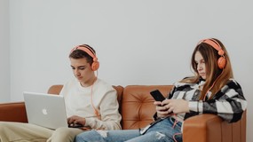 Ekspert ostrzega przed nowym niebezpiecznym trendem internetowym, gwałtownie doprowadza do zaburzeń psychicznych u nastolatków. Każdy rodzic powinien go poznać