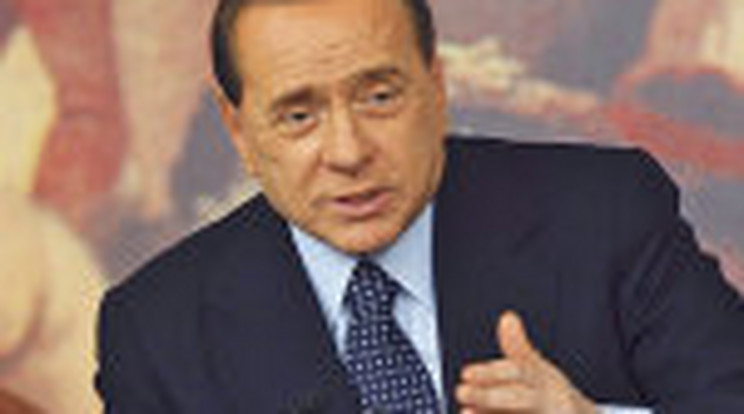 Clooney megvédte Berlusconit