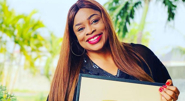 Sinach gets gold plaque as she hits one million subscribers on YouTube. (Instagram/Sinach)