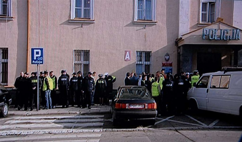 100 policjantów protestuje po samobójczej próbie na komendzie. ZDJĘCIA