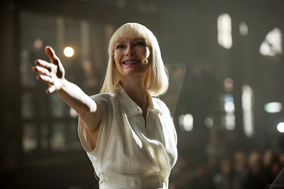 Tilda Swinton w podwójnej roli w filmie "Okja" (2017). Aktorka zagrała siostry - jedną z nich jest okrutna Nancy