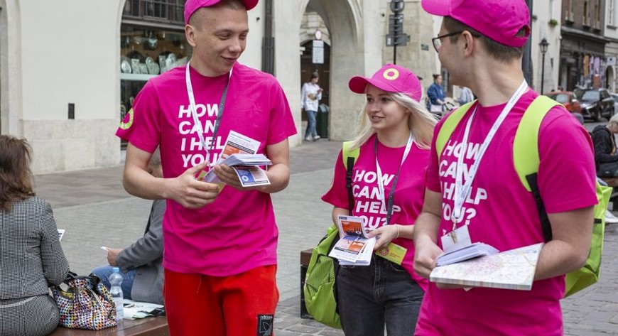 Pomocnicy miejscy pracują na ulicach Krakowa do godz. 16, w weekendy do 23 (fot. Elżbieta Marchewka)