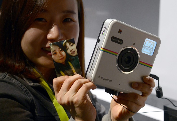 <strong>Aparat Polaroid Socialmatic </strong><br /><br />

Zapowiadana już w 2014 roku hybryda cyfrówki z instant camera Polaroida pojawił się również na targach CES 2015. Nie ma w tym przypadku, że aparat z wbudowaną drukarką przypomina logo Instagram, robiąc zdjęcie możemy je bezpośrednio wysłać na Instagram korzystając również z jego filtrów. Działa na Androidzie, posiada moduł GPS i WIFI. Do tego dwa aparaty 14 Mpx i 2Mpx do selfie, oraz ekran o przekątnej 4,5 cala. <br /><br />