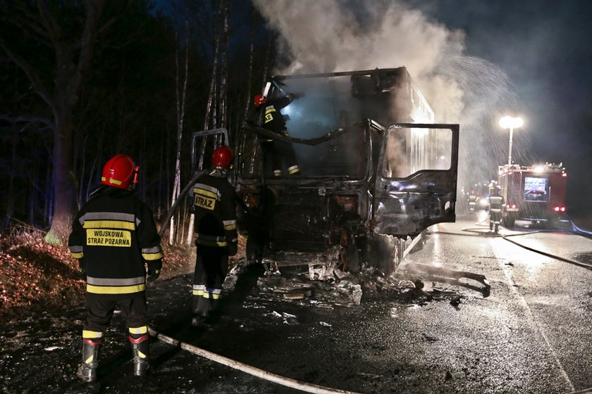 Pod Zieloną Górą spłonął tir z kurczętami