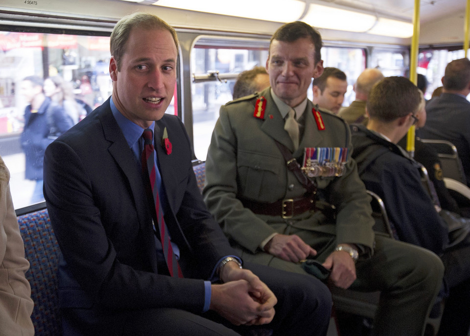 Brytyjska para książęca wsiadła do... miejskiego autobusu