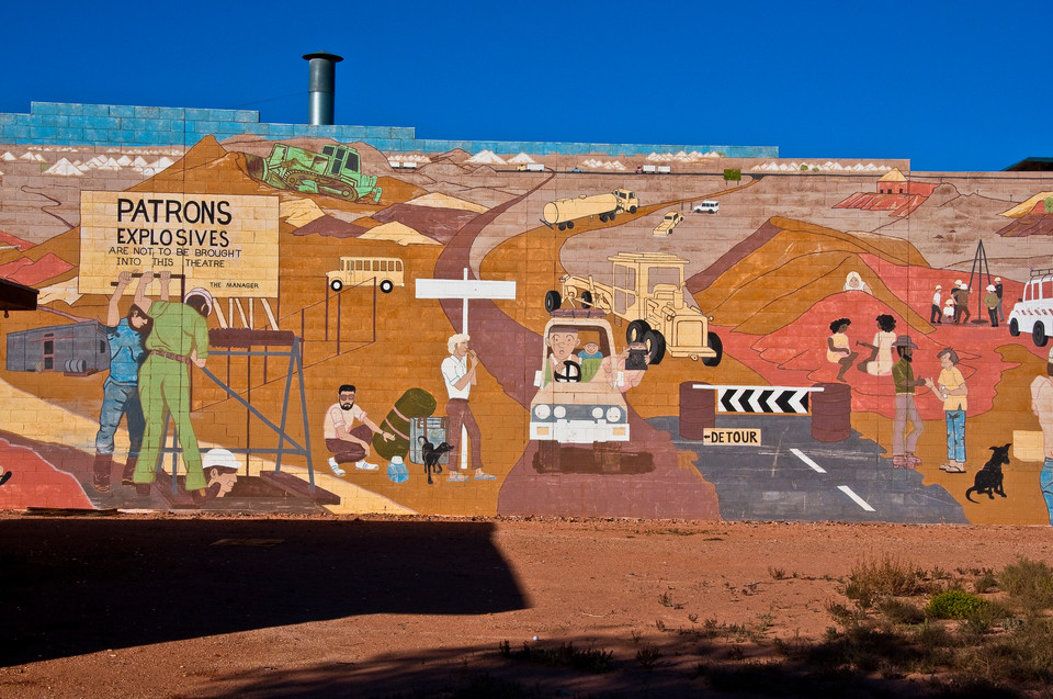 Mural w Coober Pedy. "Nie wnosić do kina zapalników i  materiałów wybuchowych"