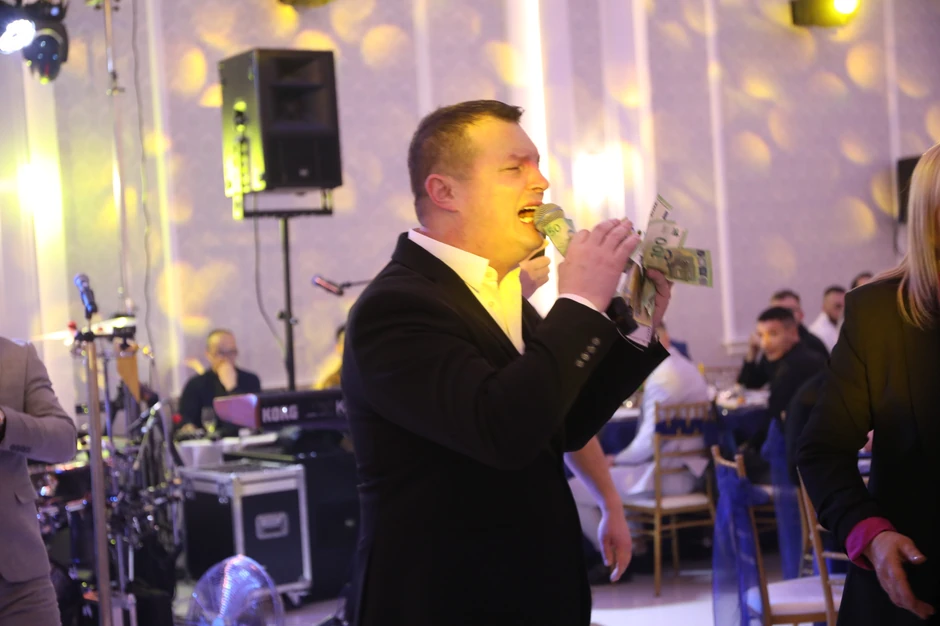 Srećko Krečar peva na slavlju kod Borka