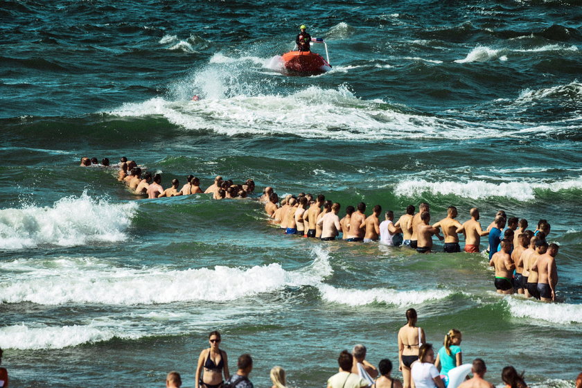 Morze porwało dzieci w Darłówku. 14-latek nie żyje, trwają poszukiwania jego rodzeństwa