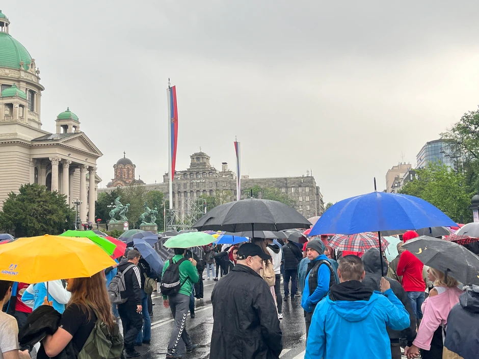 Prizori ispred Skupštine Srbije oko 18 sati