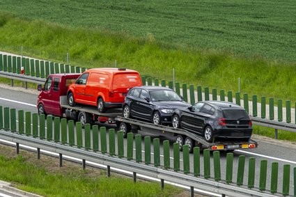 Polacy kupują coraz mniej aut z zagranicy