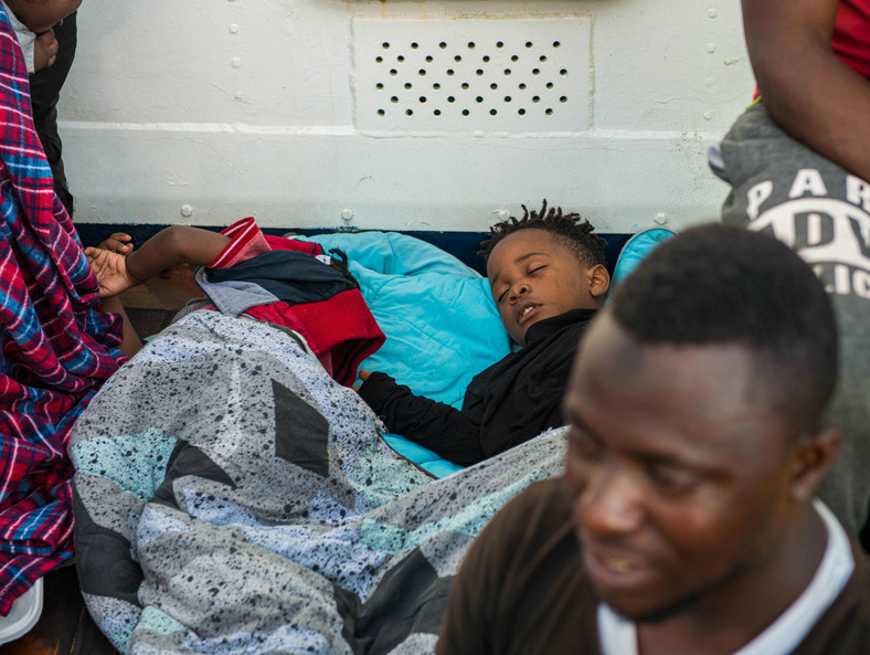 Ludzie uratowani z przeładowanej łodzi zauważonej u wybrzeży Libii (2019)