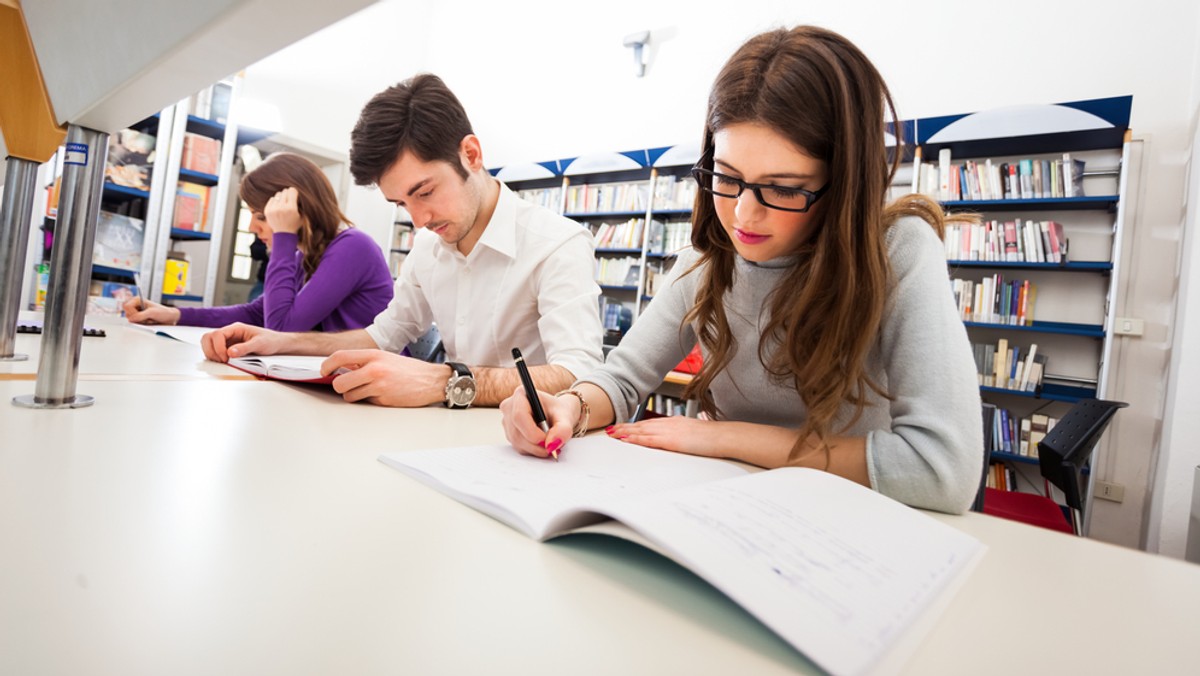 Niemal co trzeci brytyjski student pochodzi z zagranicy. W tym roku wszystkich uczniów szkół wyższych czekają duże zmiany. Największa z nich to wprowadzenie dwuletnich studiów - czytamy na Goniec.com.