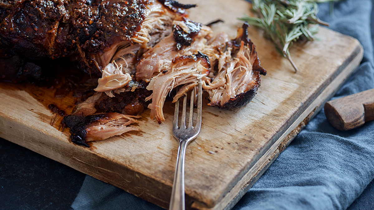 Kuchnia amerykańska nie istnieje bez pulled pork, czyli szarpanej wieprzowiny. Aromatyczne mięso smakuje doskonale z pieczywem – w formie kanapki, burgera lub tortilli. Masz na nie ochotę? Sprawdź, czym dokładnie jest pulled pork i jak je przyrządzić we własnej kuchni. I nie, nie musisz być mistrzem gotowania.