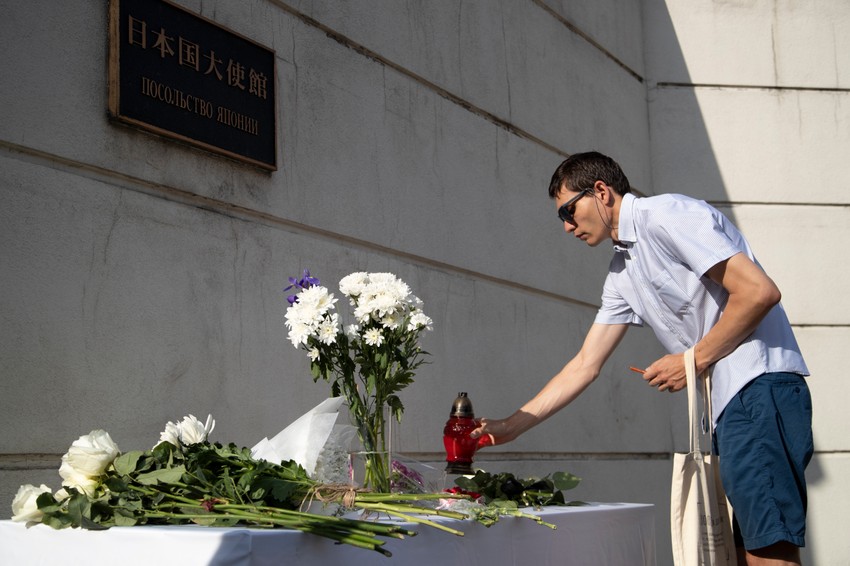  Građani Japana odaju počast Abeu