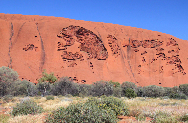 Północno-wschodnia ściana Ayers Rock (Uluru)