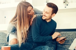 Kontrolujesz partnera? To objaw słabości, która może mieć fatalne skutki...