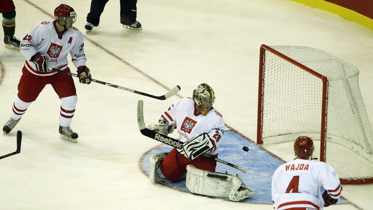 Reprezentacja Polski doznała pierwszej porażki na mistrzostwach świata I Dywizji w hokeju na lodzie. W Kijowie, w meczu grupy B - Biało-Czerwoni ulegli gospodarzom 1:4 (0:1, 1:3, 0:0).