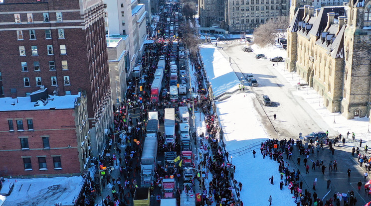 A becslések szerint 50 ezer kamionos tüntető érkezett a kanadai fővárosba, Ottawába /Fotó: MTI-EPA