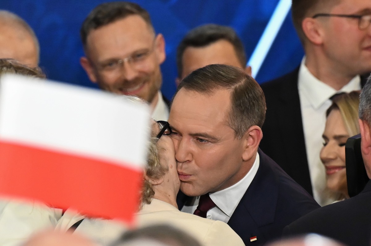 Gdańsk, 18.05.2025. Wybory prezydenta RP - I tura. Kandydat Komitetu Obywatelskiego, popierany przez Prawo i Sprawiedliwość prezes IPN Karol Nawrocki w swoim sztabie wyborczym w Gdańsku, 18 bm. Zakończyło się głosowanie w I turze wyborów prezydenta RP. (aldg) PAP/Adam Warżawa