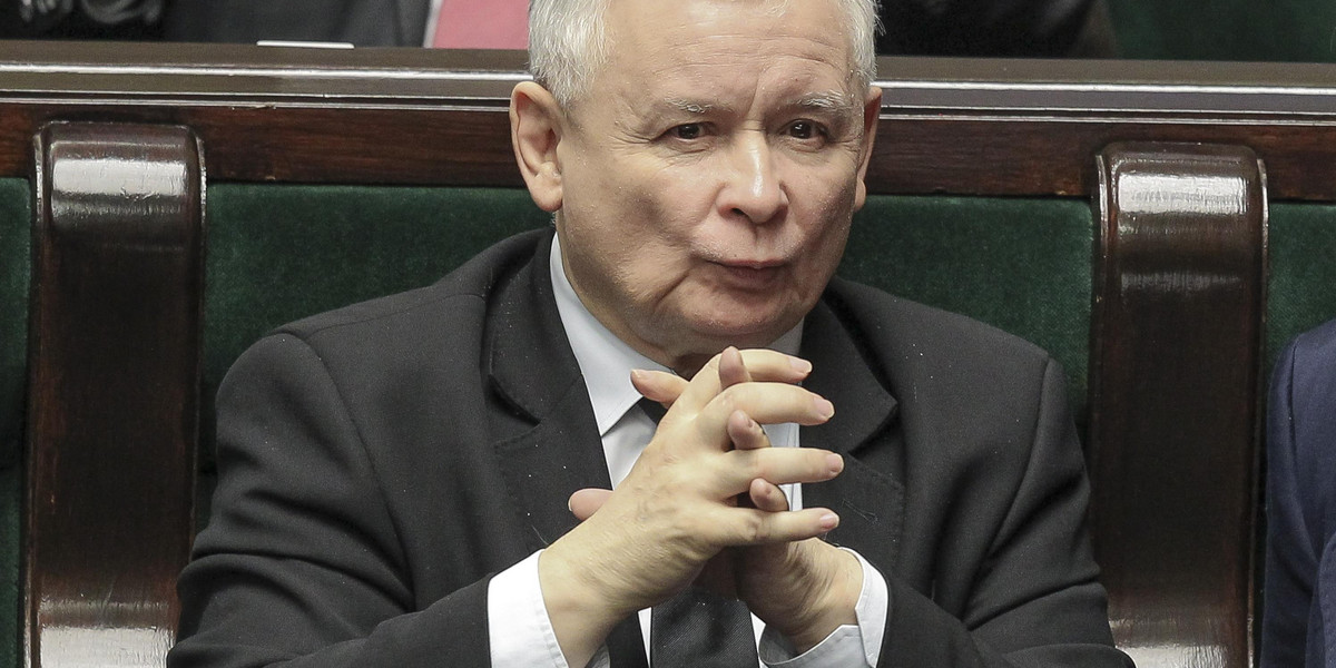 "NYT" o Kaczyńskim: zachowuje się jak klon Putina