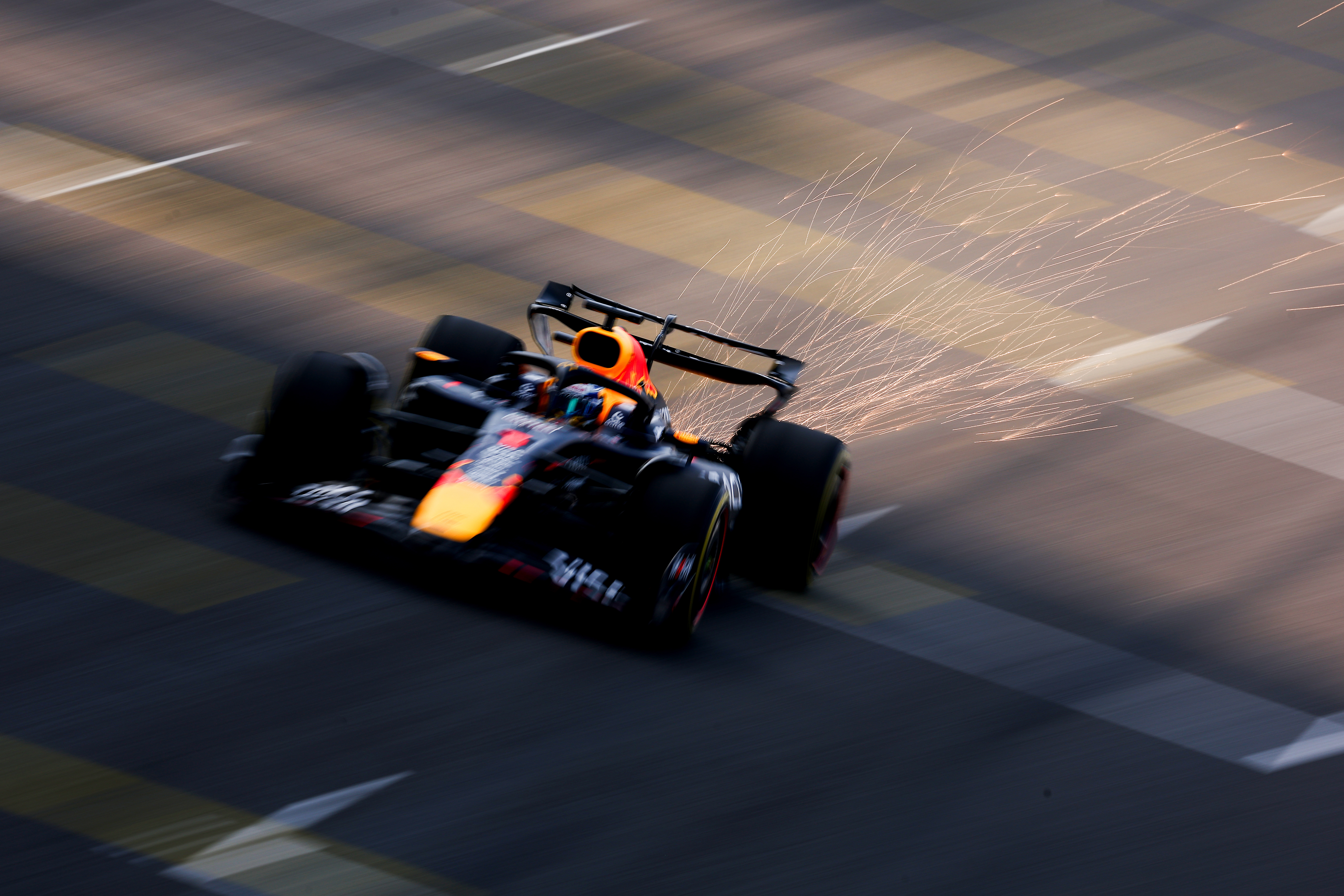 Verstappen worstelt in São Paulo: P17 in de training, P6 in de sprint
