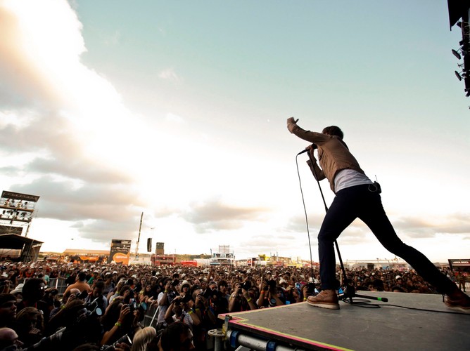 Wokalista Kaiser Chiefs, Ricky Wilson na Optimus Alive w Alges, Portugalia