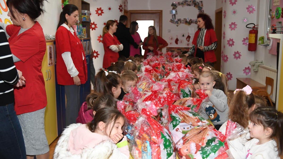 Dodela paketića mališanima na KiM povodom Savindana