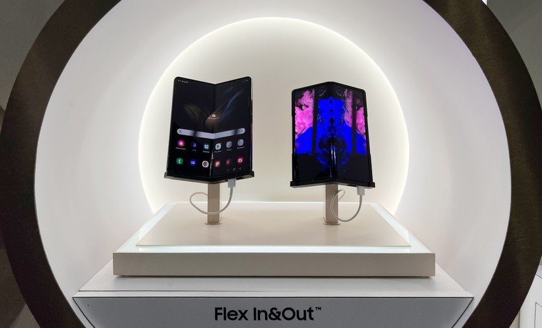 Samsung Flex In & Out OLED