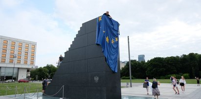 Wbiegł na pomnik smoleński i został zatrzymany przez policję. Teraz dostanie zadośćuczynienie