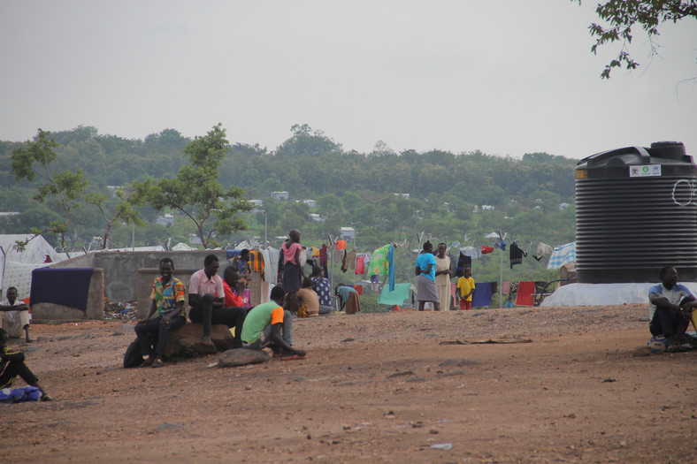 Poranek w Imvepi. Białe punkty na wzgórzach to namioty dla Sudańczyków