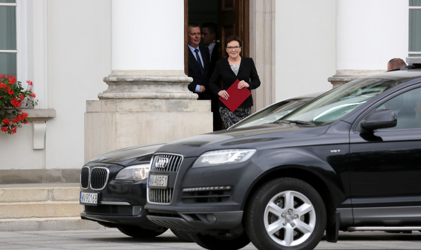 Premier Ewa Kopacz i wicepremier Tomasz Siemoniak wychodzą z Belwederu PAP/Leszek Szymański