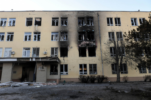 Lisne, Ukraina, budynek szkoły spalony podczas próby zajęcia miasta w pierwszych dniach wojny