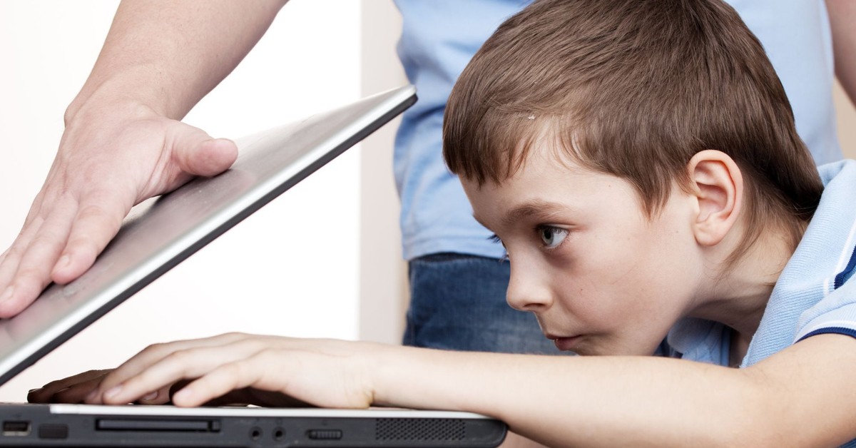 Dzieci offline, platformy pod presją. Australia testuje granice regulacji internetu