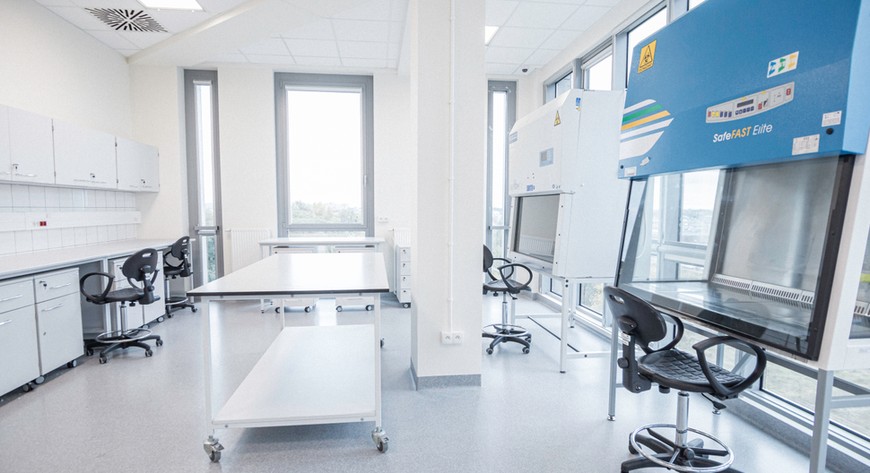 Ofertę wyróżnia wielopłaszczyznowość wsparcia. Współpracująca firma nie musi inwestować w budowę własnych przestrzeni laboratoryjnych, co jest drogie, skomplikowane i rozciągnięte w czasie.