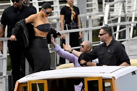 Cirkus Kardašijan došao na VENČANJE VEKA NA JADRANU: Kim samo što se nije STROVALILA U MORE zbog uske suknje i visokih potpetica, a Kloi kao LEOPARD uskočila u rečni taksi