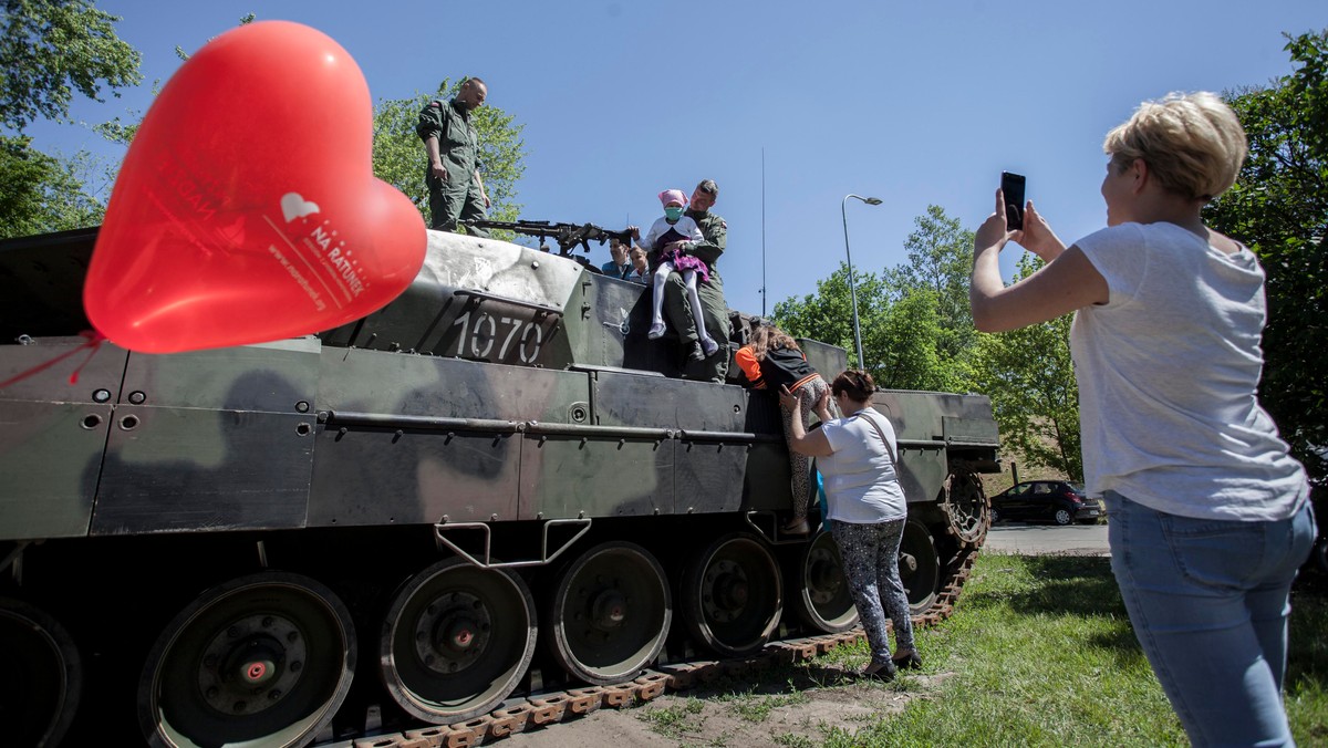 Polscy i amerykańscy żołnierze z Żagania (Lubuskie) przywieźli wojskowy sprzęt i wzięli udział w pikniku zorganizowanym dla małych pacjentów kliniki hematologii i onkologii "Przylądek Nadziei" we Wrocławiu. Z okazji Dnia Dziecka spełnili marzenia małych pacjentów.