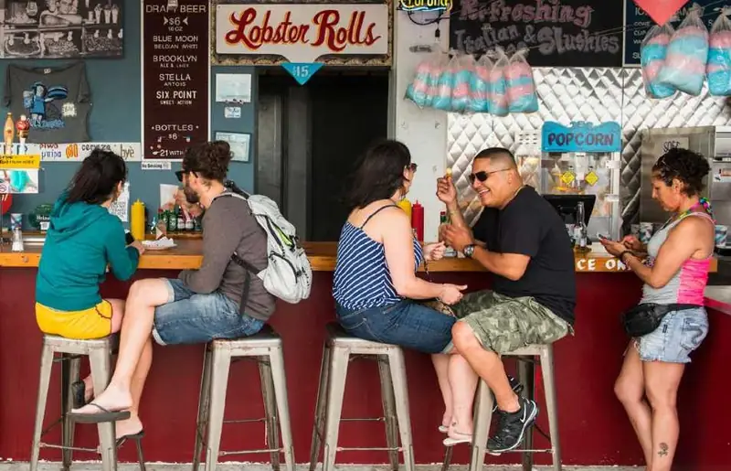 Street food. Żarcie z ulicy - książka Noizz o ulicznym jedzeniu