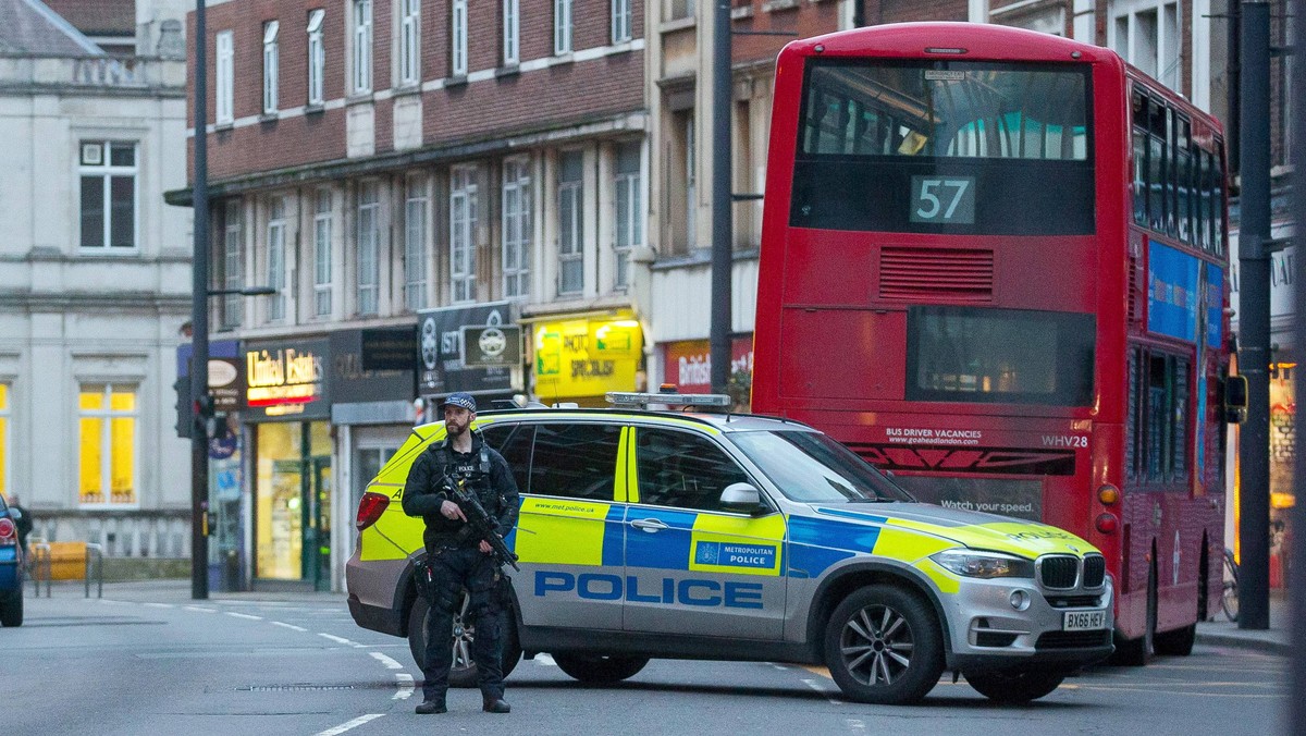 Sprawcą niedzielnego ataku terrorystycznego w południowym Londynie był Sudesh Amman, który około tydzień wcześniej wyszedł z więzienia po odbyciu połowy z kary trzech lat więzienia za przestępstwa o charakterze terrorystycznym, podały w niedzielę władze Londynu.