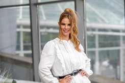 Ciężarna Małgorzata Tomaszewska pluska się w basenie. Od tego DEKOLTU nie da się oderwać wzroku [FOTO]