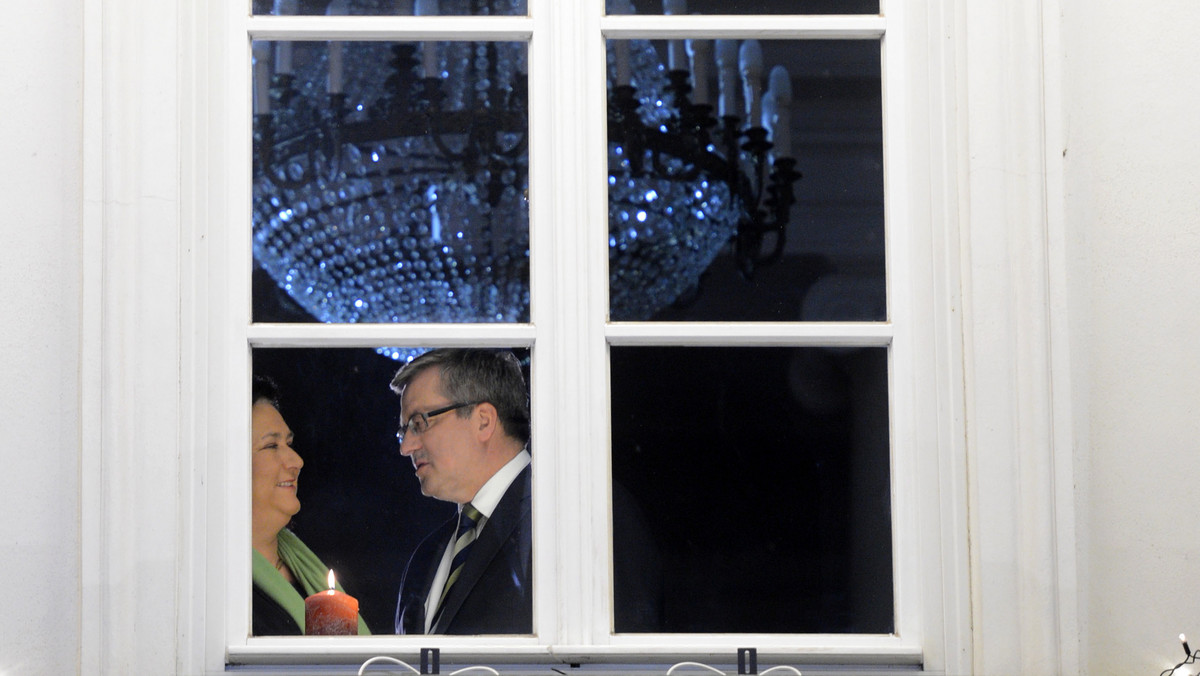 Prezydent Bronisław Komorowski wraz z żoną Anną zapalili w środę w oknie Belwederu symboliczną świecę pamięci o ofiarach stanu wojennego.