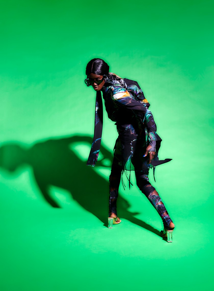 AFTER WORK STUDIO Rollkragen und Leggings Midnight Triangle mit Cut-out-Details. Kleid Midnight Bug aus Seide. AFTER WORK STUDIO ×VIU Sonnenbrille und Brillenkette mit Seidenfoulard.