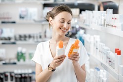 Jak czytać etykiety kosmetyków z filtrami przeciwsłonecznymi i co z nich wynika? Ekspertka lekcja