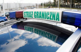 Z parkingu Straży Granicznej skradziono samochód; padły strzały