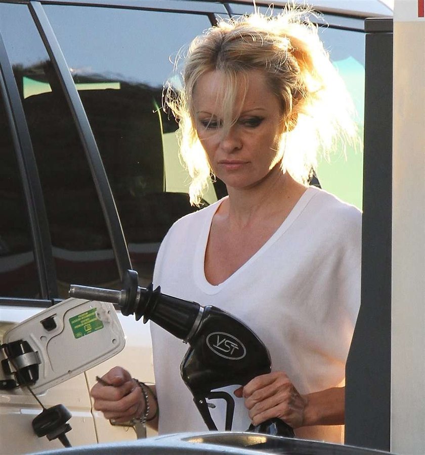 Pamela Anderson. Znów nieźle tankuje